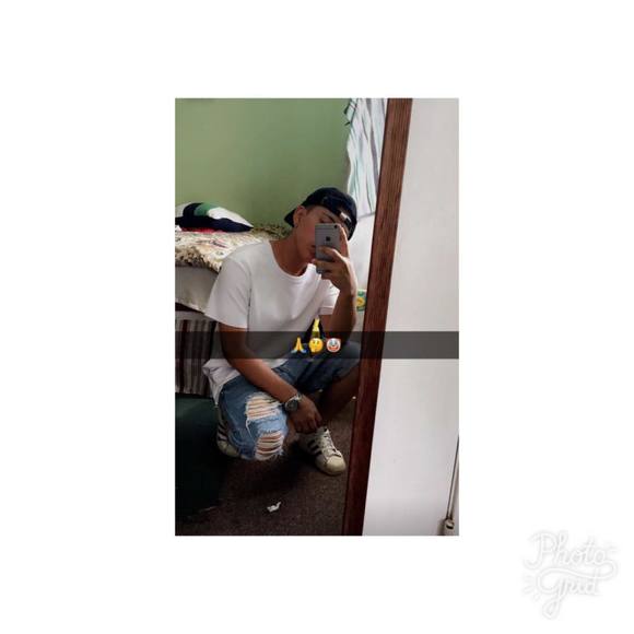 Poshmark profile picture for @sleyder